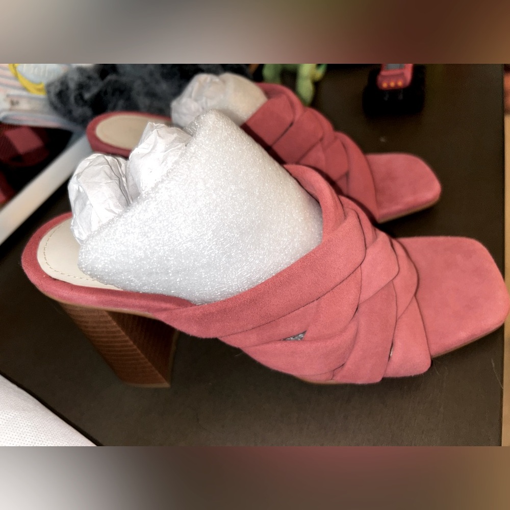 BNWT Signature Journee Collection Heels